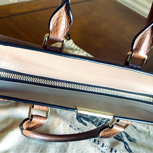 Burberry Cross Body. - Picture 5 of 10